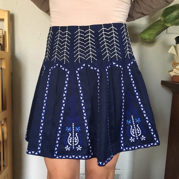 NWOT Blue pleated mini skirt, embroidered design - Picture 1 of 6